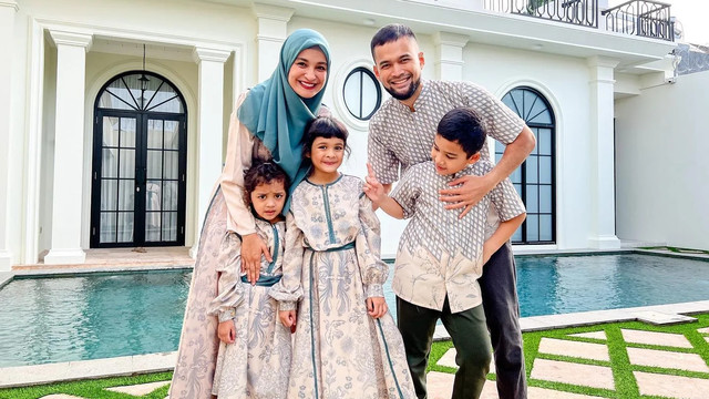 Potret keluarga Shireen Sungkar dan Teuku Wisnu. Foto: Instagram/@shireensungkar