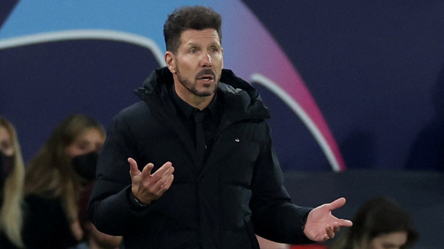 Pelatih Atletico Madrid Diego Simeone  memberikan arahan saat melawan Manchester United pada pertandingan leg kedua babak 16 besar Liga Champions di ld Trafford, Manchester, Inggris.
 Foto: Phil Noble/REUTERS