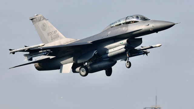 Sebuah jet tempur F16 bersenjata buatan AS lepas landas dari jalan raya di Pingtung, Taiwan selatan, selama latihan tahunan Han Kuang pada 15 September 2021. Foto: Sam Yeh/AFP 
