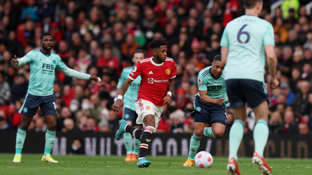 Pemain Manchester United Fred beraksi dengan pemain Leicester City Youri Tielemans di Stadion Old Trafford, Manchester, Inggris, Sabtu (2/4/2022). Foto: Russell Cheyne/REUTERS
