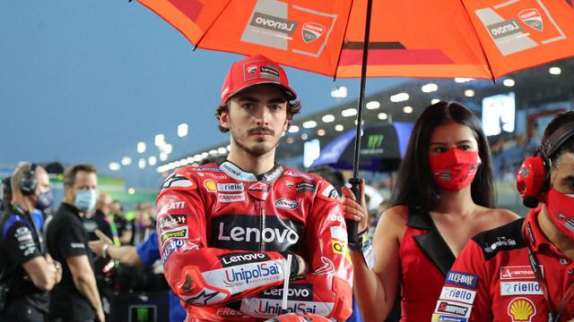 Pembalap tim Italia Ducati Lenovo Francesco Bagnaia berfoto di garis start menjelang Grand Prix Moto GP Qatar di Sirkuit Internasional Lusail, di kota Lusail, Qatar, Minggu (6/3/2022). Foto: KARIM JAAFAR/AFP