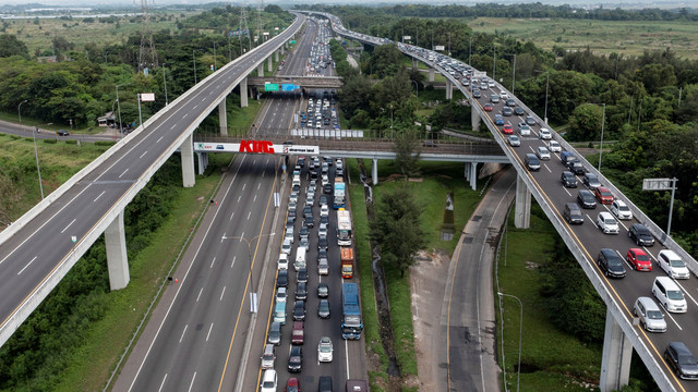 Sejumlah kendaraan memadati ruas jalan tol Jakarta-Cikampek kilometer 47 dan Jalan Layang Mohammed Bin Zayed (MBZ) di Karawang, Jawa Barat, Jumat (29/4/2022). Foto: M Risyal Hidayat/ANTARA FOTO