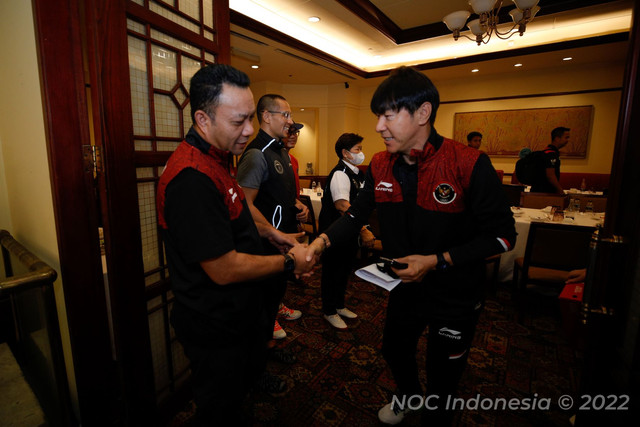 CdM Kontingen Indonesia untuk SEA Games, Ferry Kono, melepas keberangkatan Timnas Sepak Bola Indonesia di Hotel Sultan, Senayan, Jakarta, Selasa (03/05).
 Foto: NOC Indonesia/Naif Al As