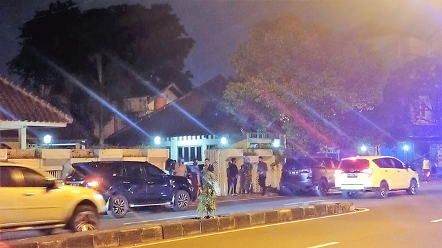 Suasana kediaman paman Presiden Jokowi, Miyono, Minggu (27/02/2022) malam. FOTO: Tara Wahyu