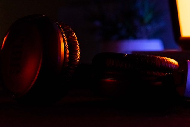 Ilustrasi headset bluetooth untuk mendengarkan musik. Foto: Unsplash.com