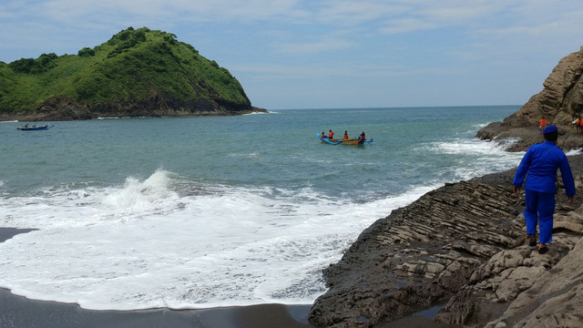 Tim SAR gabungan melakukan pencarian korban terseret arus di Pantai Payangan, Desa Sumberejo, Ambulu, Jember, Jawa Timur, Minggu (13/2/2022). Foto: Wahyu/Aantara Foto