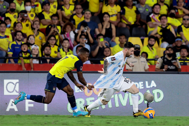 Pemain Argentina Lionel Messi berusaha meleati pemain Ekuador Pervis Estupinan pada pertandingan kualifikasi Piala Dunia 2022 Zona Conmebol di Estadio Monumental Banco Pichincha, Guayaquil, Ekuador. Foto: Franklin Jacome/REUTERS