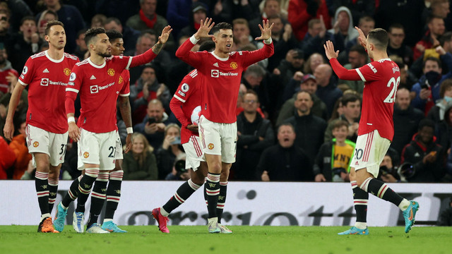 Selebrasi pemain Manchester United Cristiano Ronaldo saat melawan Chelsea pada pertandingan Liga Inggris di Old Trafford, Manchester, Inggris. Foto: Phil Noble/Reuters