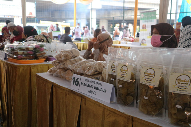 Salah satu UMKM yang turut serta dalam bazar ramadhan lalu. Dimana bazar ini diikuti oleh berbagai UMKM dari seluruh RW di Kelurahan Karangpilang. [Dokumentasi pribadi: Kelompok KKN 88 UPNVJT dan Kelompok KKN 35 UNESA] 