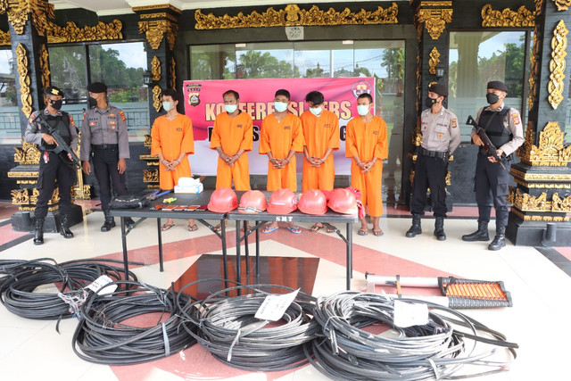 Pelaku dan barang-bukti saat diamankan di Polres Klungkung, Bali - IST