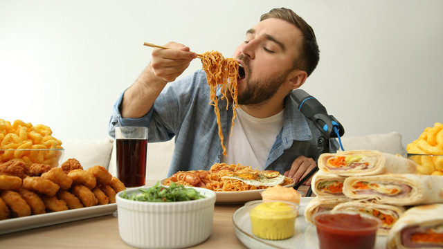 Ilustrasi YouTuber mukbang. Foto: New Africa/Shutterstock