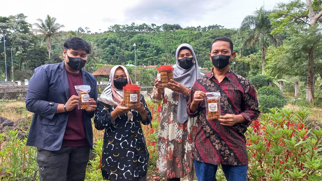 Ketua tim PHP2D IAAS LC IPB dan pengelola UMKM Ubi Kremes Glowing (Sumber: TIM PHP2D IAAS LC IPB)