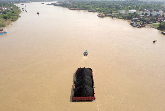 Foto udara kapal tongkang bermuatan batu bara melintasi aliran Sungai Batanghari di Jambi, Selasa (8/3/2022). Foto: Wahdi Septiawan/ANTARA FOTO