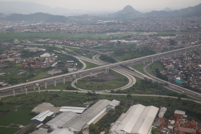 Foto udara kondisi arus lalu lintas Tol Purbaleunyi , Minggu (1/5).  Foto: Aditia Noviansyah/kumparan