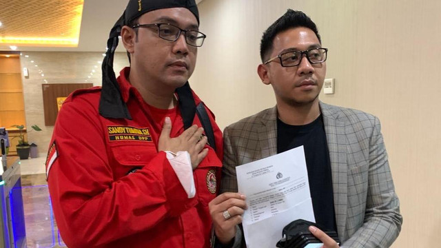 Sandy Tumiwa (kiri) dan kuasa hukum Yulsandi Pramana Putra (kanan) di Bareskrim Polri, Jakarta Selatan, Kamis (17/2/2022).  Foto: Dok. Istimewa