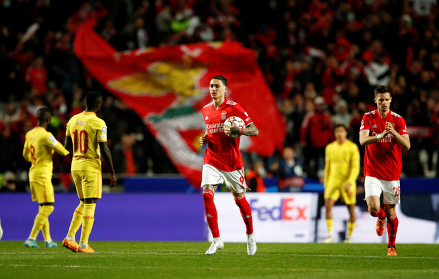 Selebrasi pemain Benfica Darwin Nunez usai mencetak gol ke gawang Liverpool pada pertandingan leg pertama perempat final Liga Champions di Estadio da Luz, Lisbon, Portugal.
 Foto: Pedro Nunes/REUTERS