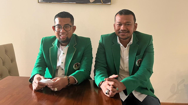 Guruh Tirta Lunggana (kiri) dan Riano P. Ahmad di Rapimwil PPP DKI Jakarta di Menteng, Jakarta Pusat, Kamis (14/4). Foto: Haya Syahira/kumparan