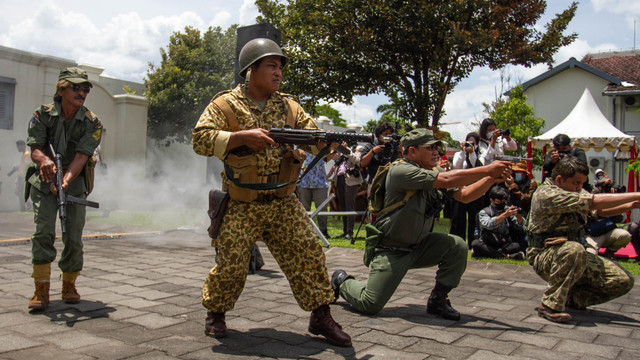 Komunitas Djokjakarta 1945 melakukan drama teaterikal perang di Museum Benteng Vredeburg, Yogyakarta, Selasa (1/3/2022). Foto: Hendra Nurdiyansyah/ANTARA FOTO