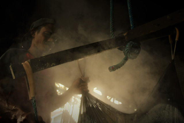 Pengrajin tahun tempe di Kolaka Utara sedang memproduksi tahu. Foto: Lukman Budianto/kendarinesia.