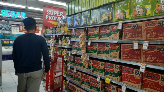 Rak di salah satu super market di Slipi Jaya, Jakarta, dipenuhi dengan stok Indomie, Rabu (16/3/2022). Foto: Narda M Sinambela/kumparan