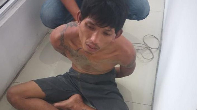 AB (27), warga Kecamatan Rumbai, Pekanbaru, Riau, menggorok anak kandungnya sendiri berusia 5 tahun saat menonton TV di rumahnya, Sabtu (2/4/2022). Pelaku beralasan mendapat hidayah, namun hasil tes urine, positif konsumsi narkoba. 