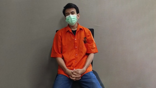 Adam Deni mengenakan pakaian tahanan di Rutan Bareskrim Polri. Foto: Dok. Istimewa