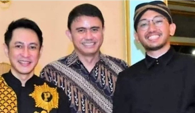GPH Paundrakarna Sukmaputra Jiwanegara (kiri), KRMH Roy Rahajasa Yamin dan KRMT Bhre Cakrahutomo Wira Sudjiwo (kanan). FOTO: Dok Istimewa