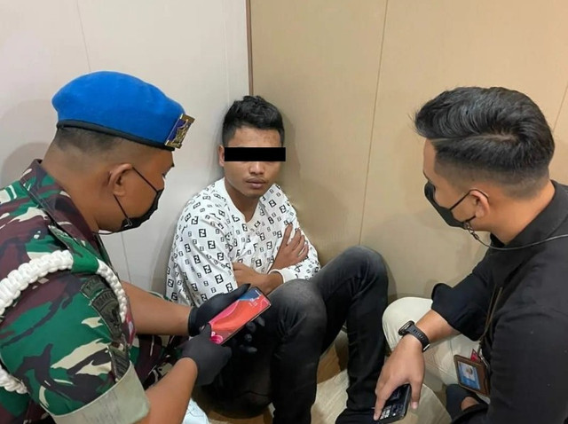 Salah seorang pelaku diperiksa petugas (Foto: ist)