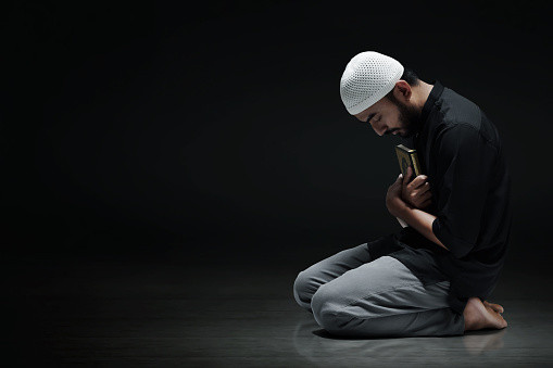 Ilustrasi seseorang membaca doa nurbuat. Foto: Unsplash.com