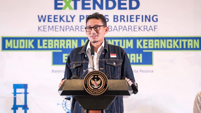 Menparekraf Sandiaga Uno saat memberikan keterangan resmi dalam Extended Weekly Press Briefing Kementerian Pariwisata dan Ekonomi Kreatif (Kemenparekraf) Senin (25/4). Foto: Kemenparekraf