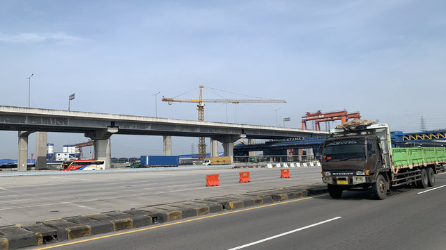 Situasi arus lalu lintas arah Tol Cikampek dari KM 29, Selasa (26/4). Foto: Nugroho GN/kumparan