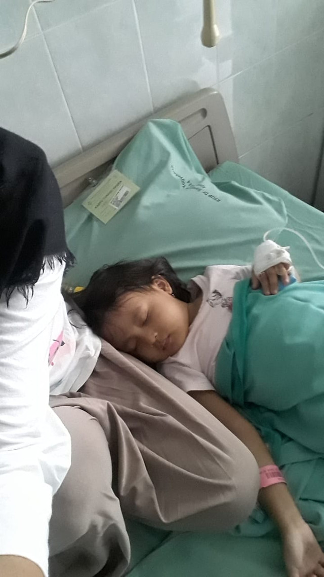 Penyakit leukemia yang dideritanya membuat ia susah berjalan dan tubuhnya lemas serta hatinya membengkak.