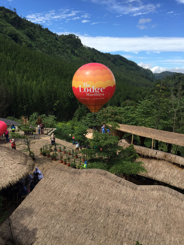 Beragam wahana di The Lodge Maribaya. Foto: Camelia Aries/Shutterstock