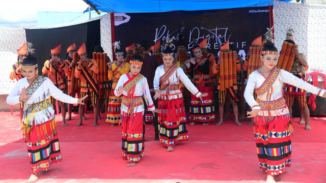Pertunjukan tarian tradisional pada pembukaan Pekan Digital Ekonomi Kreatif di Kabupaten Mamasa, Sulawesi Barat. Foto: Dok. Zulkifli Darwis