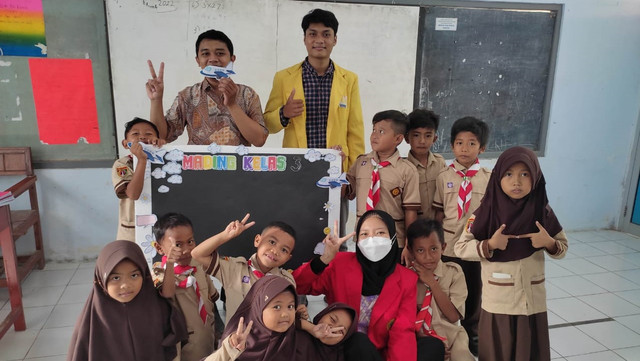 Mahasiswa Kampus Mengajar Penempatan SD Negeri Parunggalih sedang foto bersama siswa-siswi SD Negeri Parunggalih, dok: pribadi