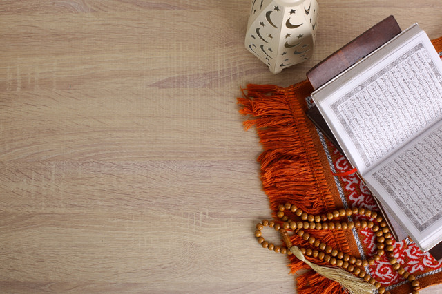 Ilustrasi perlengkapan ibadah umat Muslim. Foto: Gatot Adri/Shutterstock