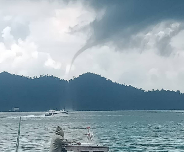 Waterspout di Perairan Moro, Karimun. (Foto: Edo/Batamnews)
