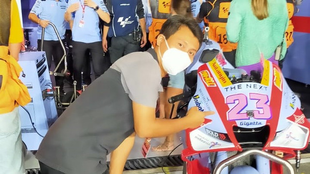 Mugiyono dengan motor Enea Bastianini. Foto: Pribadi