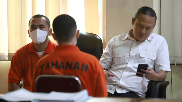 Selebgram sekaligus pemilik gerai PS Store, Putra Siregar dan Artis Rico Valentino saat dihadirkan terkait kasus penganiayaan, di Polres Jakarta Selatan, Rabu (13/4/2022). Foto: Ronny