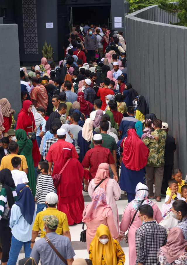 Pintu masuk Museum Tsunami dipadati pengunjung. Foto: Suparta/acehkini