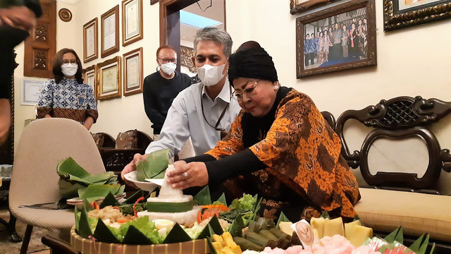 Maestro keroncong Waldjinah mengikuti rilis film pendek tentang dirinya di Galeri Batik Walang Kekek, Mangkuyudan, Solo, Rabu (30/03/2022). FOTO: Dok Istimewa