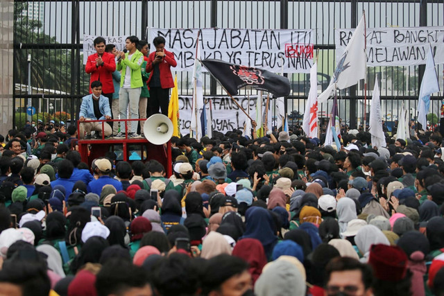 Aliansi Badan Eksekutif Seluruh Indonesia (BEM SI) menggelar aksi demo 11 April di depan Gedung DPR RI, Jakarta, Senin (11/4).
 Foto: Aditia Noviansyah/kumparan
