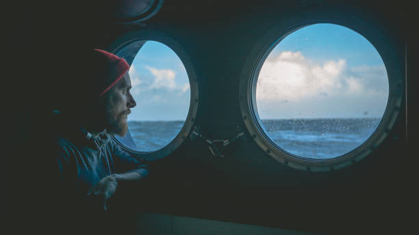 kata-kata pelaut sedih. sumber foto : unsplash/pria di jendela lubang pelabuhan