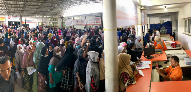Warga antre BLT Minyak Goreng di Kantor Pos Banda Aceh. Foto: Suparta/acehkini 