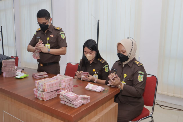 Pihak Kejaksaan Tinggi Jambi menghitung uang titipan dari tersangka korupsi proyek air bersih di Tanjab Barat/Kejati Jambi