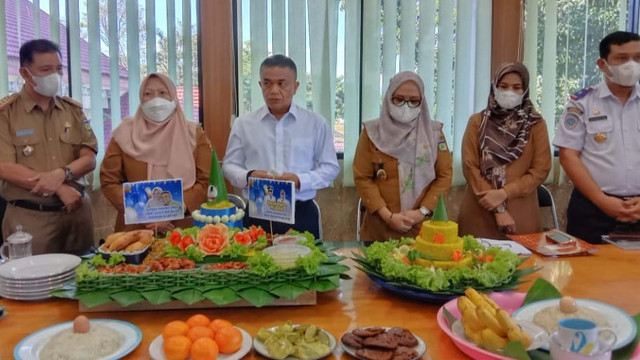 Wali Kota Palu Hadianto Rasyid saat menggelar syukuran setahun menjabat sebagai pemimpin Wali Kota Palu, di ruang kerja Wali Kota Palu, Jalan Balai Kota, Kelurahan Tanamodindi, Kecamatan Mantikulore, Kota Palu, Sulawesi Tengah, Selasa (01/03/2022). Foto: Tim PaluPoso