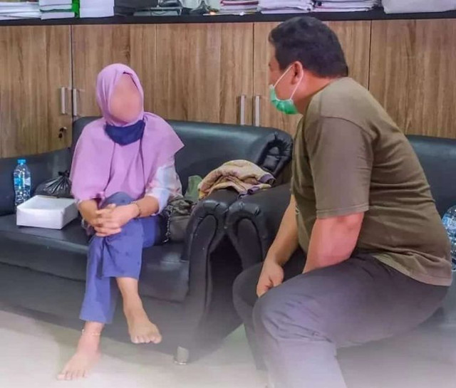 Personel polisi berkomunikasi dengan QA. Foto: Dok Polresta Pontianak