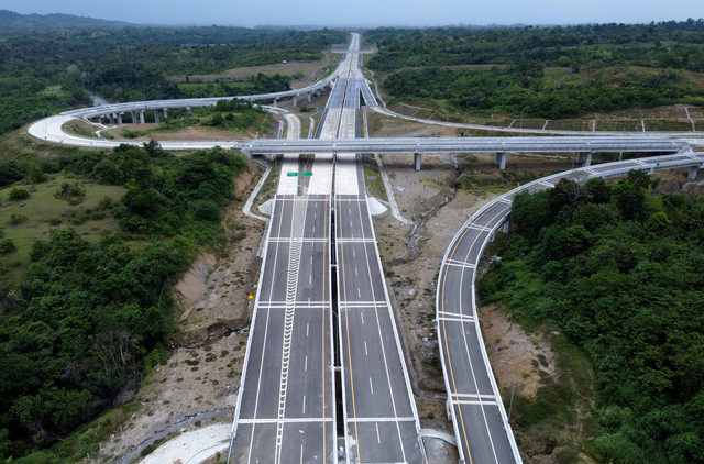 Foto udara ruas jalan tol Sigli - Banda Aceh (Sibanceh) seksi II Jantho-Seulimum di Aceh Besar, Aceh, Selasa (19/4/2022). Foto: Irwansyah Putra/Antara Foto
