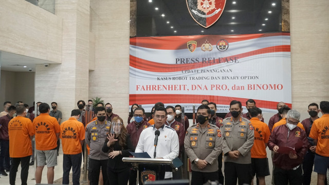 Konfrensi pers kasus Robot Trading dan Binary Option Fahrenheit, Dna Pro dan Binomo di Bareskrim, Kamis (7/4/2022). Foto: Iqbal Firdaus/kumparan