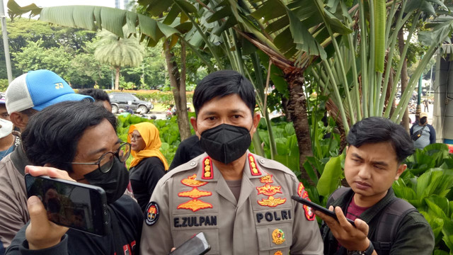 Kabid Humas Polda Metro Jaya Kombes Pol Endra Zulpan tinjau aksi unjuk rasa mahasiswa. Foto: Aprilandika Pratama/kumparan